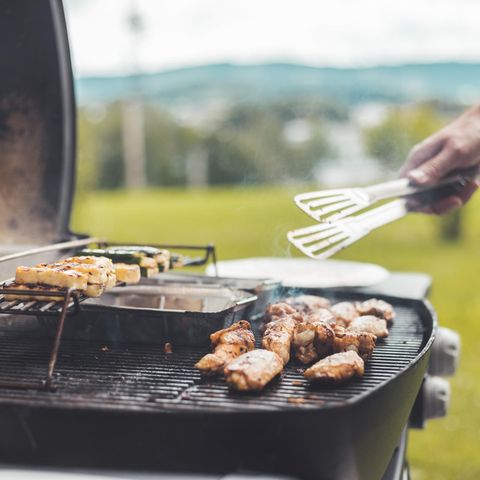 Gasgrill Zubehör: Käse und Fleisch liegen auf einem Gasgrill