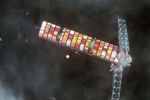 Satellitenbild zeigt auf die Francis Scott Key Bridge, die von einem Containerschiff gerammt wurde