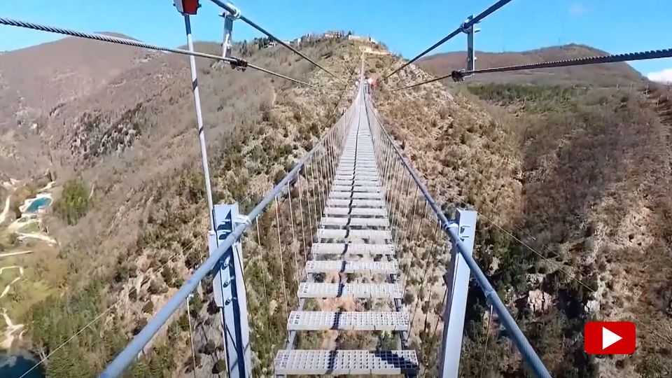 Europas höchste tibetische Hängebrücke liegt in Italien: 1000 Treppenstufen in schwindelerregender Höhe