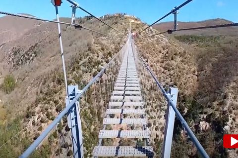 Europas höchste tibetische Hängebrücke liegt in Italien: 1000 Treppenstufen in schwindelerregender Höhe