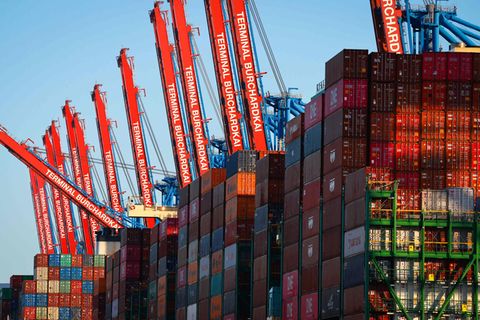 Containerschiffe liegen im Hamburger Hafen
