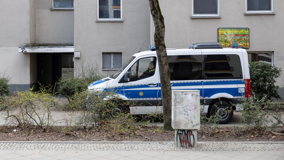Ein Polizeiwagen steht vor der Wohnung der ehemaligen RAF-Terroristin Daniela Klette