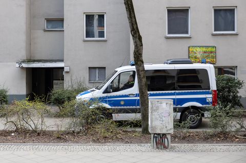 Ein Polizeiwagen steht vor der Wohnung der ehemaligen RAF-Terroristin Daniela Klette