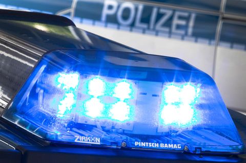 Ein Blaulicht leuchtet am auf dem Dach eines Polizeiwagens
