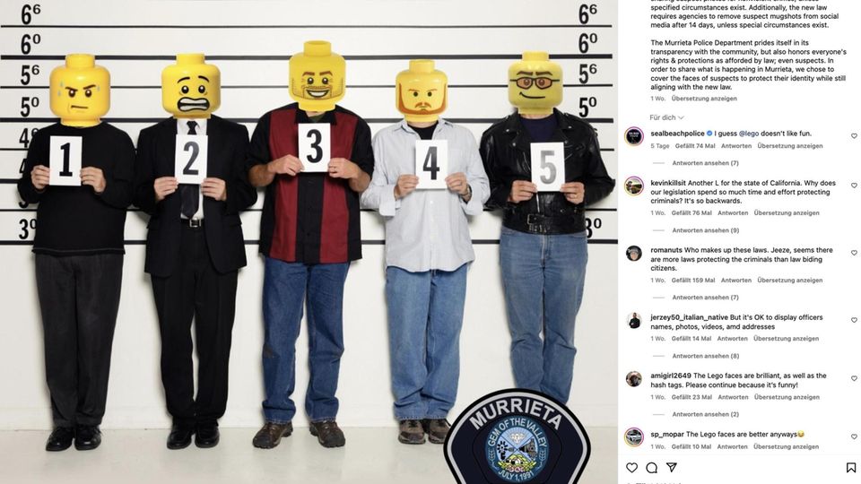Mehrere Verdächtige auf einer Polizeiwache stehen nebeneinander, auf ihre Gesichter sind Lego-Köpfe retuschiert
