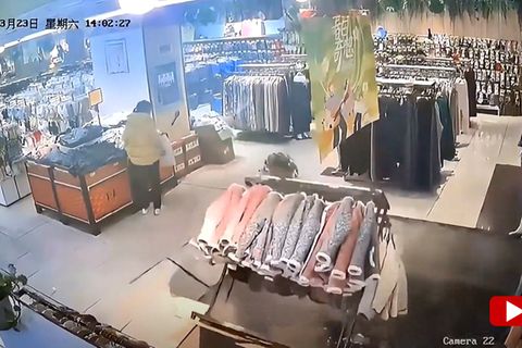 Boden in Einkaufszentrum bricht ein – Frau stürzt samt Kleiderstange in untere Etage