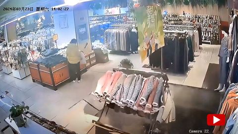 Boden in Einkaufszentrum bricht ein – Frau stürzt samt Kleiderstange in untere Etage
