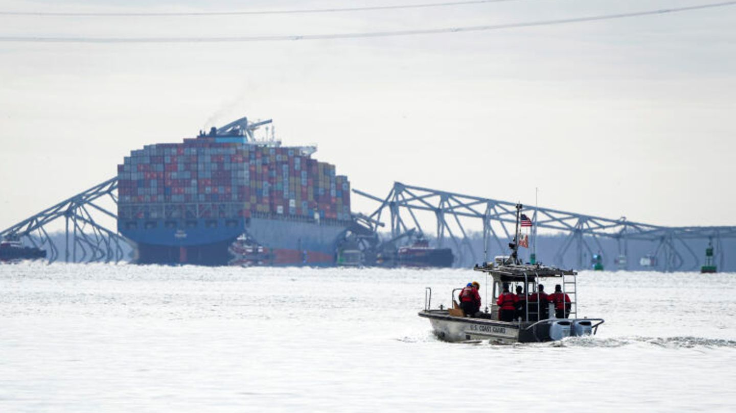 Ein Boot der US-Küstenwache steuert auf das Wrack der eingestürzten Francis Scott Key Brücke zu