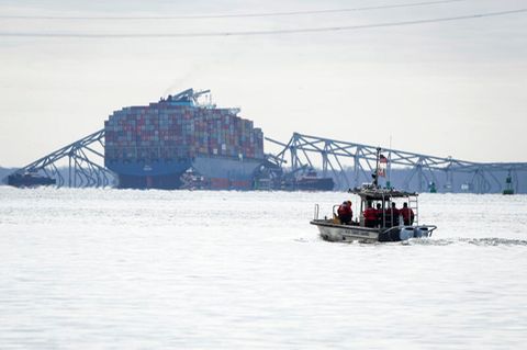 Ein Boot der US-Küstenwache steuert auf das Wrack der eingestürzten Francis Scott Key Brücke zu