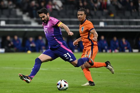 Zwei Spieler laufen einem Ball hinterher: Für den DFB Ilkay Gündogan und für die Niederlande Nathan Ake.