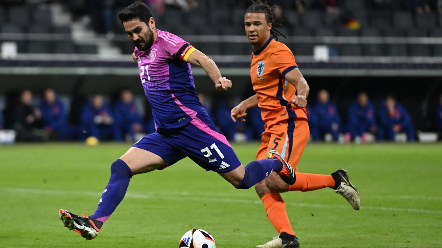 Zwei Spieler laufen einem Ball hinterher: Für den DFB Ilkay Gündogan und für die Niederlande Nathan Ake.
