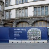 Wunsch und Wirklichkeit prallen in München aufeinander: Gegenüber des abgerissenen Hauptbahnhofs steht das 1905 errichtete Warenhaus Hermann Tietz. Im Juli 2023 wurde das später in Hertie und dann in Karstadt umbenannte Gebäude geschlossen. Die Signa hatte am Bahnhofsplatz Großes vor.