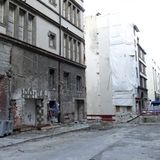 Kein Durchgang: Die Sanierungspläne für den unter Denkmalschutz in München stehenden Altbau (links) und das Karstadt-Haus in der Schützenstraße (rechts) gleich dahinter wurden gestoppt.