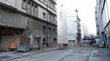 Kein Durchgang: Die Sanierungspläne für den unter Denkmalschutz in München stehenden Altbau (links) und das Karstadt-Haus in der Schützenstraße (rechts) gleich dahinter wurden gestoppt.