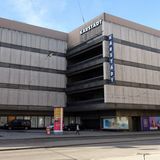 Der ehemalige Karstadt-Anbau von der anderen Seite, von der Prielmayerstraße, dem nach dem KaDeWe in Berlin einst zweitgrößten Kaufhauskomplex Deutschlands. Hier sollte ein Neubau nach den Plänen des Architekten David Chipperfield entstehen, der sich bis zum Hotel Königshof am Stachus erstreckt.