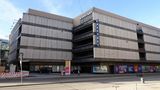 Der ehemalige Karstadt-Anbau von der anderen Seite, von der Prielmayerstraße, dem nach dem KaDeWe in Berlin einst zweitgrößten Kaufhauskomplex Deutschlands. Hier sollte ein Neubau nach den Plänen des Architekten David Chipperfield entstehen, der sich bis zum Hotel Königshof am Stachus erstreckt.