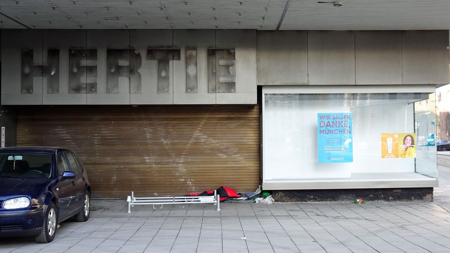 Nur noch der Schatten der ehemaligen Bezeichnung: Jetzt ist das Benko-Ensemble in München zur Bauruine verkommen. Obdachlose finden in den geschlossenen Eingängen einen trockenen Unterschlupf.