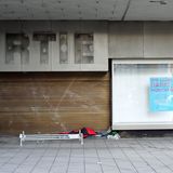 Nur noch der Schatten der ehemaligen Bezeichnung: Jetzt ist das Benko-Ensemble in München zur Bauruine verkommen. Obdachlose finden in den geschlossenen Eingängen einen trockenen Unterschlupf.