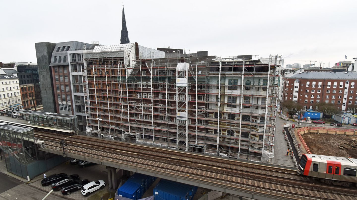 Ortswechsel nach Hamburg: Die eingerüsteten Flüggerhöfe am Rödingsmarkt bestehen aus einem denkmalgeschützten Altbauensemble mit vier Häusern. Im Flügger-, Marsch-, Rödingsmarkt- und Fleethaus sollten Büros, Wohnungen und Geschäfte für den Einzelhandel entstehen.