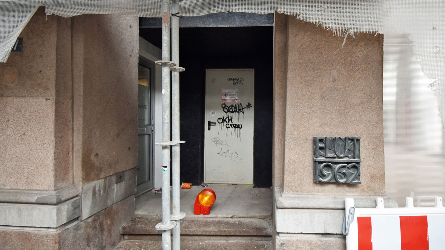 Insolvenz: Sämtliche Renovierungsarbeiten an den Gebäuden wurden im Oktober 2023 gestoppt. Die Eingänge sind verrammelt. Schon einmal waren die Flüggerhöfe bedroht, nicht von Immobilienspekulanten, sondern von der Natur, als 1962 durch die große Sturmflut Teile der Innenstadt unter Wasser setzte. Sämtliche Renovierungsarbeiten an den Gebäuden wurden im Oktober 2023 gestoppt. Die Eingänge sind verrammelt. Schon einmal waren die Flüggerhöfe bedroht, nicht von Immobilienspekulanten, sondern von der Natur, als 1962 durch die große Sturmflut Teile der Innenstadt unter Wasser setzte.