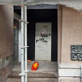 Sämtliche Renovierungsarbeiten an den Gebäuden wurden im Oktober 2023 gestoppt. Die Eingänge sind verrammelt. Schon einmal waren die Flüggerhöfe bedroht, nicht von Immobilienspekulanten, sondern von der Natur, als 1962 durch die große Sturmflut Teile der Innenstadt unter Wasser setzte.