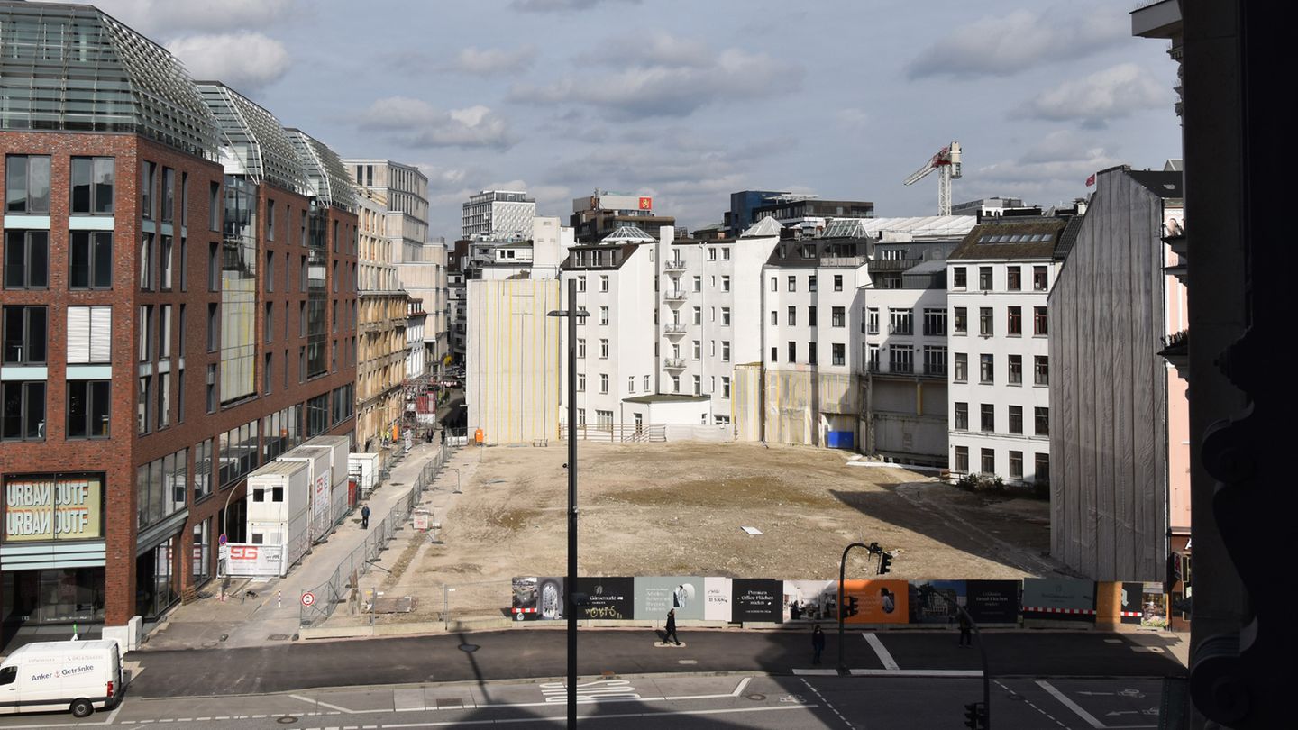 Leerstelle in Hamburg: Wo bis vor kurzem die Gänsemarkt-Passage aus den späten 1970er Jahren stand, hatte Benko viel vor: "Arbeiten, schlemmen, shoppen, flanieren" wirbt das Plakat am Bauzaun. Seit 2019 war der im vergangenen Jahr abgerissene postmoderne Einkaufstempel in den Besitz der Sigma Holding übergegangen.