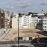 Leerstelle in Hamburg: Wo bis vor kurzem die Gänsemarkt-Passage aus den späten 1970er Jahren stand, hatte Benko viel vor: "Arbeiten, schlemmen, shoppen, flanieren" wirbt das Plakat am Bauzaun. Seit 2019 war der im vergangenen Jahr abgerissene postmoderne Einkaufstempel in den Besitz der Sigma Holding übergegangen.