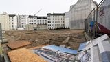 Nachdem sich offenbar in Hamburg nicht genügend Mieter für den Neubau mit "Premium Office-Flächen" fanden, verweigerten die Banken im Herbst 2023 weitere Kredite. Der Baubeginn des zehngeschossigen Gebäudes am Gänsemarkt wurde auf Eis gelegt. Das Filetgrundstück in der Innenstadt ist nach dem Abriss eine Brachfläche. "Ab Herbst 2025: Hamburgs City ist wunderschön und wird noch viel schöner", heißt es weiterhin optimistisch.