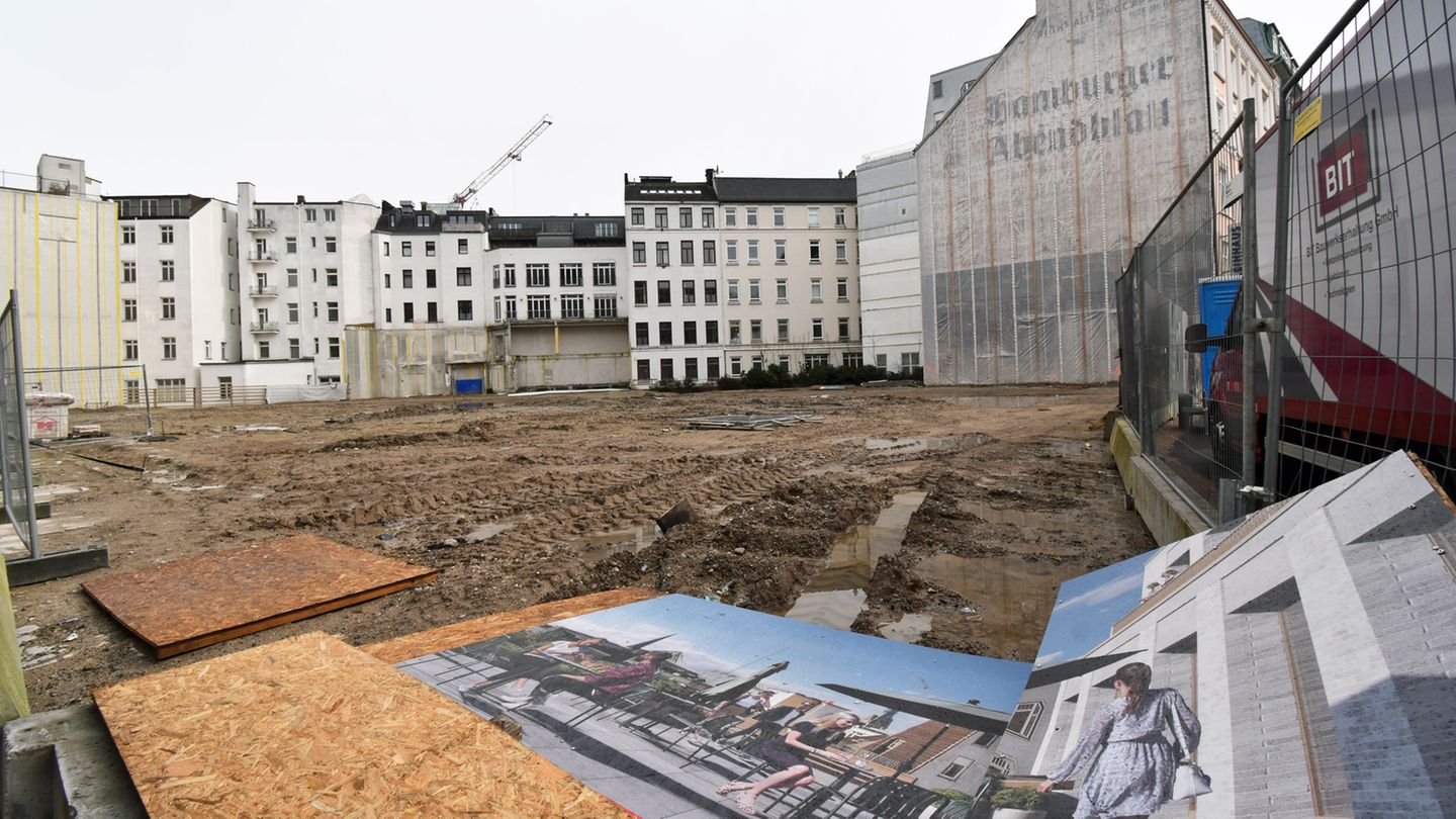 Insolvenz: Nachdem sich offenbar in Hamburg nicht genügend Mieter für den Neubau mit "Premium Office-Flächen" fanden, verweigerten die Banken im Herbst 2023 weitere Kredite. Der Baubeginn des zehngeschossigen Gebäudes am Gänsemarkt wurde auf Eis gelegt. Das Filetgrundstück in der Innenstadt ist nach dem Abriss eine Brachfläche. "Ab Herbst 2025: Hamburgs City ist wunderschön und wird noch viel schöner", heißt es weiterhin optimistisch. Nachdem sich offenbar in Hamburg nicht genügend Mieter für den Neubau mit "Premium Office-Flächen" fanden, verweigerten die Banken im Herbst 2023 weitere Kredite. Der Baubeginn des zehngeschossigen Gebäudes am Gänsemarkt wurde auf Eis gelegt. Das Filetgrundstück in der Innenstadt ist nach dem Abriss eine Brachfläche. "Ab Herbst 2025: Hamburgs City ist wunderschön und wird noch viel schöner", heißt es weiterhin optimistisch.