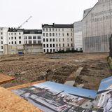 Nachdem sich offenbar in Hamburg nicht genügend Mieter für den Neubau mit "Premium Office-Flächen" fanden, verweigerten die Banken im Herbst 2023 weitere Kredite. Der Baubeginn des zehngeschossigen Gebäudes am Gänsemarkt wurde auf Eis gelegt. Das Filetgrundstück in der Innenstadt ist nach dem Abriss eine Brachfläche. "Ab Herbst 2025: Hamburgs City ist wunderschön und wird noch viel schöner", heißt es weiterhin optimistisch.