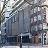 Zu Beginn des Weihnachtsgeschäftes 2022 reduzierte Karstadt in Hamburg die Verkaufsfläche und schloss das Nebengebäude in der Kleinen Rosenstraße. Eigentümer Sigma wollte das Thalia-Haus bis 2025 in Büroflächen umwandeln. Jetzt ist die Internetadresse des Projekts Alstertor5.de unerreichbar. 