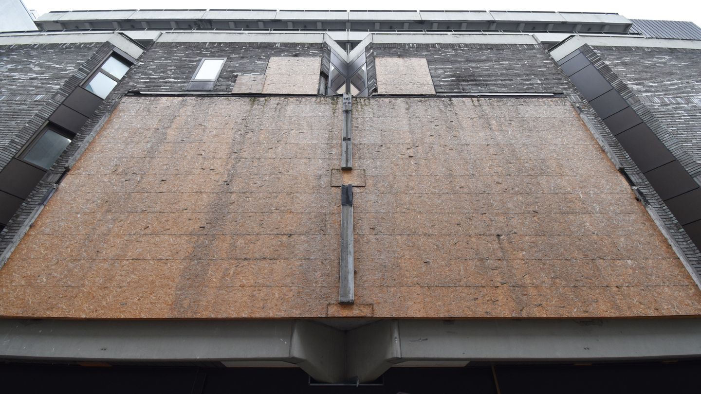 Der zweistöckige Übergang, die "Karstadt-Brücke" zwischen dem Karstadt-Stammhaus an der Mönckebergstraße und dem Thalia-Haus in Hamburg, wurde bereits entfernt, das Parkhaus verrammelt. Die Narbe in der Fassade ist mit Holzplatten notdürftig vernagelt.
