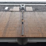 Der zweistöckige Übergang, die "Karstadt-Brücke" zwischen dem Karstadt-Stammhaus an der Mönckebergstraße und dem Thalia-Haus in Hamburg, wurde bereits entfernt, das Parkhaus verrammelt. Die Narbe in der Fassade ist mit Holzplatten notdürftig vernagelt.