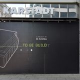 Die fehlerhaften Englischkenntnisse der Projektentwickler beim Konjugieren eines unregelmäßigen Verbs wurde von Passanten am Bauzaun in der Kleinen Rosenstraße handschriftlich dezent verbessert.