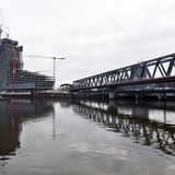Die zur Zeit prominenteste Bauruine der Republik ist der Elbtower in Hamburg. Ein Drittel der geplanten Höhe von 245 Metern ist erreicht, aber im Oktober 2023 wurden die Bauarbeiten am dritthöchsten Wolkenkratzer Deutschlands eingestellt.