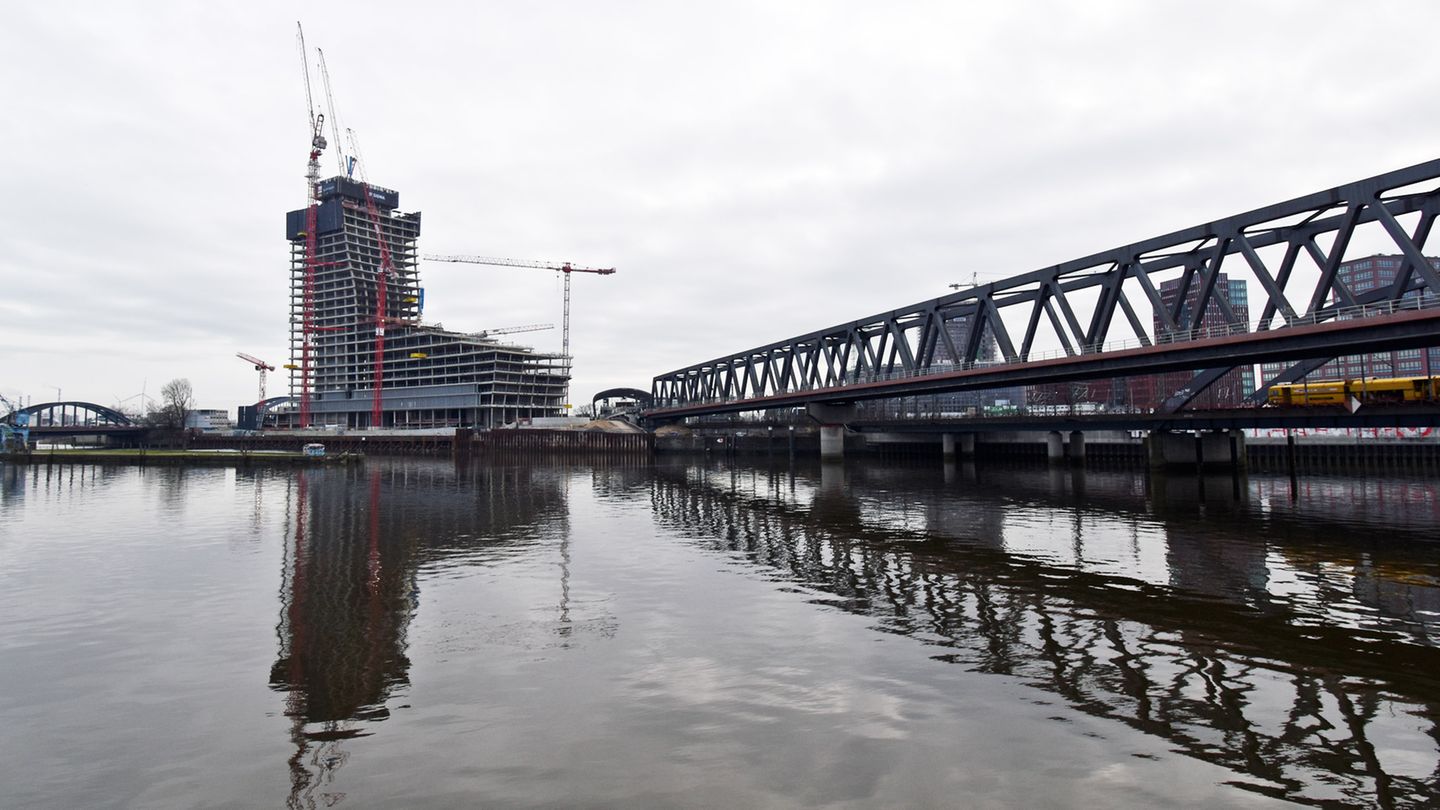 Die zur Zeit prominenteste Bauruine der Republik ist der Elbtower in Hamburg. Ein Drittel der geplanten Höhe von 245 Metern ist erreicht, aber im Oktober 2023 wurden die Bauarbeiten am dritthöchsten Wolkenkratzer Deutschlands eingestellt.