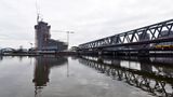 Die zur Zeit prominenteste Bauruine der Republik ist der Elbtower in Hamburg. Ein Drittel der geplanten Höhe von 245 Metern ist erreicht, aber im Oktober 2023 wurden die Bauarbeiten am dritthöchsten Wolkenkratzer Deutschlands eingestellt.