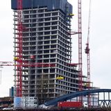 Vorsicht Stolpergefahr für Investoren: So sieht die in sich gedrehte Bauruine von der Ostseite aus, ebenfalls ein Entwurf von David Chipperfield Architects aus London. Inzwischen ist der Hauptmieter des Elbtowers, die Hamburger Commercial Bank, vom Mietvertrag zurückgetreten.  