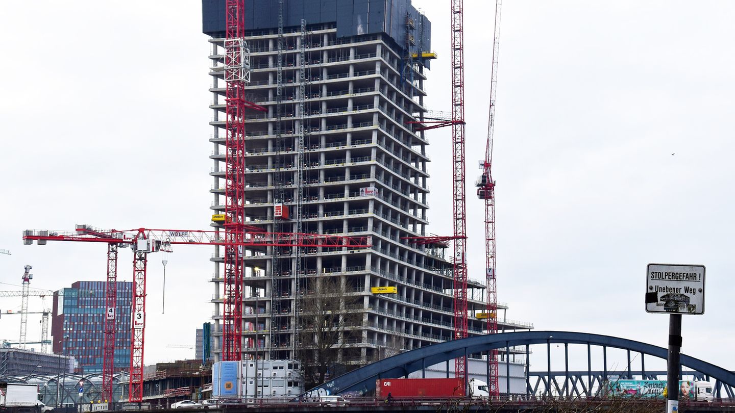 Insolvenz: Vorsicht Stolpergefahr für Investoren: So sieht die in sich gedrehte Bauruine von der Ostseite aus, ebenfalls ein Entwurf von David Chipperfield Architects aus London. Inzwischen ist der Hauptmieter des Elbtowers, die Hamburger Commercial Bank, vom Mietvertrag zurückgetreten. Vorsicht Stolpergefahr für Investoren: So sieht die in sich gedrehte Bauruine von der Ostseite aus, ebenfalls ein Entwurf von David Chipperfield Architects aus London. Inzwischen ist der Hauptmieter des Elbtowers, die Hamburger Commercial Bank, vom Mietvertrag zurückgetreten.