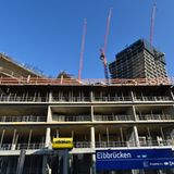 Blick von der U-Bahnstation Elbbrücken auf den Sockel des Elbtowers: Laut einer Hinweistafel sollten hier "als Auftakt für den Eingang zum Zentrum Hamburgs" Büros, Einzelhandel und das Luxushotel der Nobu Hospitality Gruppe nebst Restaurant ab 2025 einziehen.