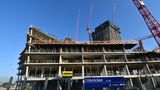 Blick von der U-Bahnstation Elbbrücken auf den Sockel des Elbtowers: Laut einer Hinweistafel sollten hier "als Auftakt für den Eingang zum Zentrum Hamburgs" Büros, Einzelhandel und das Luxushotel der Nobu Hospitality Gruppe nebst Restaurant ab 2025 einziehen.