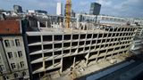 Blick aus der Feinschmecker-Etage des Nobelkaufhauses in Berlin auf den Rohbau in der Passauer Straße 1. Hier sollten auf 20.000 Quadratmetern Nutzfläche viele Geschäfte, Büros und Restaurants einziehen. Im Hintergrund ist das Europa Center neben der Gedächtniskirche zu sehen.