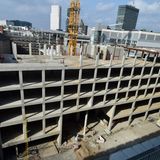 Blick aus der Feinschmecker-Etage des Nobelkaufhauses in Berlin auf den Rohbau in der Passauer Straße 1. Hier sollten auf 20.000 Quadratmetern Nutzfläche viele Geschäfte, Büros und Restaurants einziehen. Im Hintergrund ist das Europa Center neben der Gedächtniskirche zu sehen.