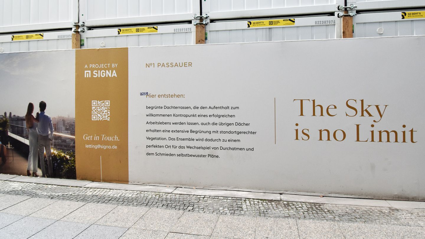 Insolvenz: Die Immobilien-Poesie am Bauzaun "No 1 Passauer" dokumentiert die hochfliegenden Pläne: "The Sky is no Limit", lautet das Motto. Es wird von "begrünten Dachterrassen" geschwärmt. Zu finden sind aber auch Sätze wie dieser: "Das Ensemble wird dadurch zu einem perfekten Ort für das Wechselspiel von Durchatmen und dem schmieden selbstbewusster Pläne." Die Immobilien-Poesie am Bauzaun "No 1 Passauer" dokumentiert die hochfliegenden Pläne: "The Sky is no Limit", lautet das Motto. Es wird von "begrünten Dachterrassen" geschwärmt. Zu finden sind aber auch Sätze wie dieser: "Das Ensemble wird dadurch zu einem perfekten Ort für das Wechselspiel von Durchatmen und dem schmieden selbstbewusster Pläne."