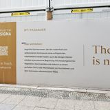 Die Immobilien-Poesie am Bauzaun "No 1 Passauer" dokumentiert die hochfliegenden Pläne: "The Sky is no Limit", lautet das Motto. Es wird von "begrünten Dachterrassen" geschwärmt. Zu finden sind aber auch Sätze wie dieser: "Das Ensemble wird dadurch zu einem perfekten Ort für das Wechselspiel von Durchatmen und dem schmieden selbstbewusster Pläne."