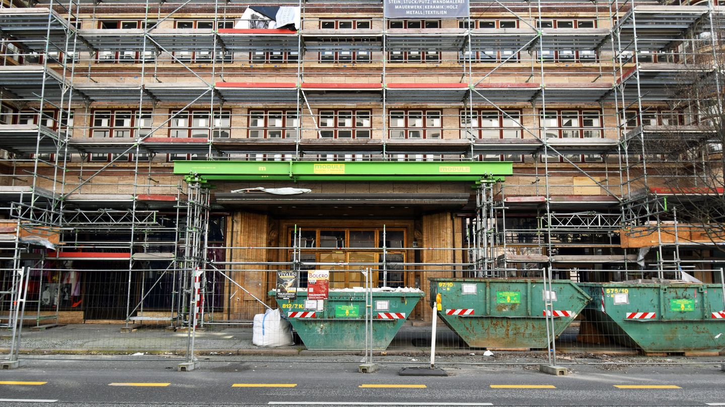 Insolvenz: Ebenfalls eine Signa-Baustelle im Stillstand: Der geplante Gewerbekomplex in der Passauer endet in der Parallelstraße, der Nürnberger Straße 50-55, dem Femina-Palast. In dem denkmalgeschützten Gebäude in Berlin aus den späten 1920er Jahren war bis zum Eigentümerwechsel 2021 das Ellington Hotel untergebracht. Ende 2024 sollen hinter der historischen Fassade laut dem "Deal Magazin" "angesagte Gastronomie-, Retail- und Eventflächen sowie ein Club" eröffnen, im "Zusammenspiel mit exklusiven Office-Flächen". Ebenfalls eine Signa-Baustelle im Stillstand: Der geplante Gewerbekomplex in der Passauer endet in der Parallelstraße, der Nürnberger Straße 50-55, dem Femina-Palast. In dem denkmalgeschützten Gebäude in Berlin aus den späten 1920er Jahren war bis zum Eigentümerwechsel 2021 das Ellington Hotel untergebracht. Ende 2024 sollen hinter der historischen Fassade laut dem "Deal Magazin" "angesagte Gastronomie-, Retail- und Eventflächen sowie ein Club" eröffnen, im "Zusammenspiel mit exklusiven Office-Flächen".