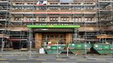 Ebenfalls eine Signa-Baustelle im Stillstand: Der geplante Gewerbekomplex in der Passauer endet in der Parallelstraße, der Nürnberger Straße 50-55, dem Femina-Palast. In dem denkmalgeschützten Gebäude in Berlin aus den späten 1920er Jahren war bis zum Eigentümerwechsel 2021 das Ellington Hotel untergebracht. Ende 2024 sollen hinter der historischen Fassade laut dem "Deal Magazin" "angesagte Gastronomie-, Retail- und Eventflächen sowie ein Club" eröffnen, im "Zusammenspiel mit exklusiven Office-Flächen".
