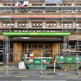 Ebenfalls eine Signa-Baustelle im Stillstand: Der geplante Gewerbekomplex in der Passauer endet in der Parallelstraße, der Nürnberger Straße 50-55, dem Femina-Palast. In dem denkmalgeschützten Gebäude in Berlin aus den späten 1920er Jahren war bis zum Eigentümerwechsel 2021 das Ellington Hotel untergebracht. Ende 2024 sollen hinter der historischen Fassade laut dem "Deal Magazin" "angesagte Gastronomie-, Retail- und Eventflächen sowie ein Club" eröffnen, im "Zusammenspiel mit exklusiven Office-Flächen".