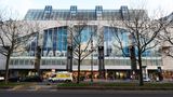 Im Gegensatz zu den kürzlich in der Müllerstraße und Wilmersdorfer Straße  geschlossenen Filialen geht der Verkauf bei Karstadt in Berlin am Kurfürstendamm 231 weiter. Die Stadt und Signa planten eine Neugliederung und einer Neubebauung des Karstadt-Areal.