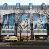 Im Gegensatz zu den kürzlich in der Müllerstraße und Wilmersdorfer Straße  geschlossenen Filialen geht der Verkauf bei Karstadt in Berlin am Kurfürstendamm 231 weiter. Die Stadt und Signa planten eine Neugliederung und einer Neubebauung des Karstadt-Areal.